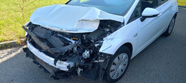 Samochód osobowy OPEL ASTRA V - powypadkowy